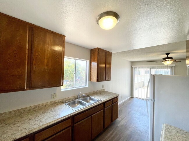 Building Photo - 3 Bedroom 2 Bath with Garage!