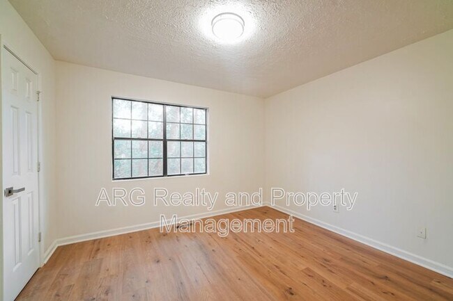 Building Photo - 7042 Oakhill Cir