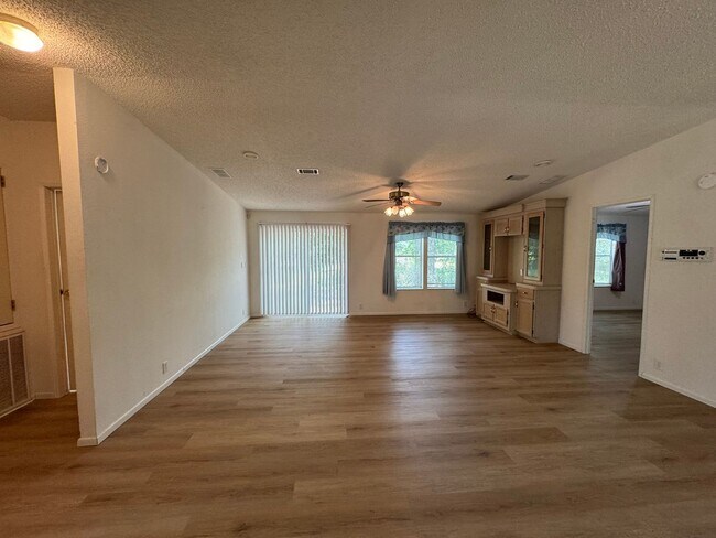 Building Photo - 2 Bedroom / 2 Bath Mobile Home with Office/Flex Space – Suwannee County (16th Street)