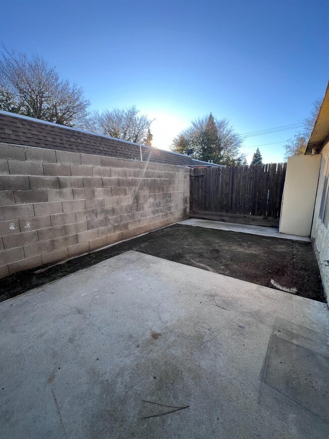 Building Photo - 481 Minnewawa Ave