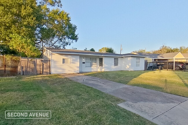 Building Photo - 5911 Kenilwood Dr