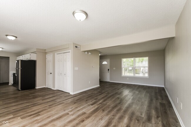 Building Photo - 265 E Pine Ridge Dr