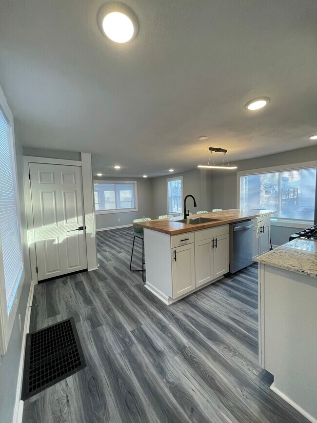 Building Photo - 627 Hawley Ave