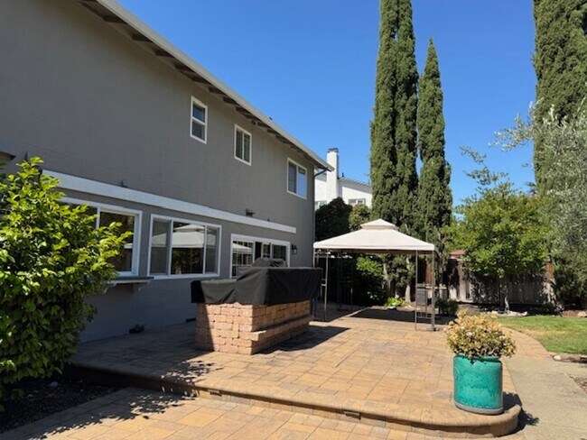 Building Photo - Gorgeous 2 story 5 bedroom home w/pool in ...