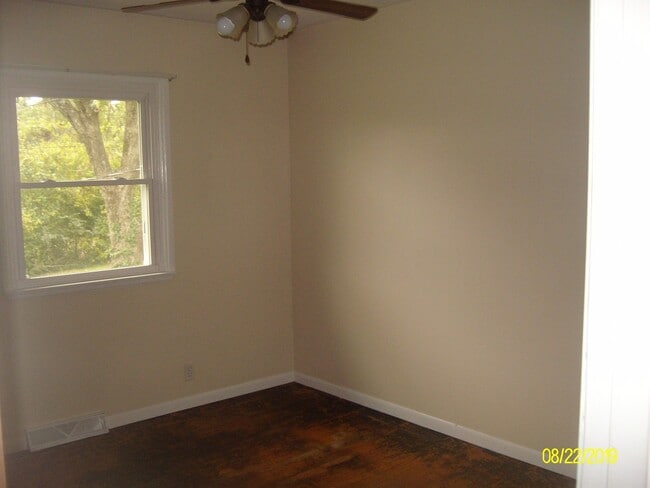 Building Photo - 3 bd-1 1/2 bath