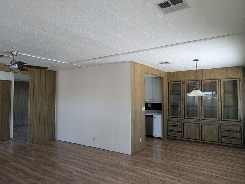 Building Photo - 8136 E Cactus Dr