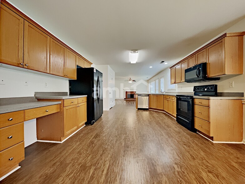Building Photo - 204 Hunters Ter