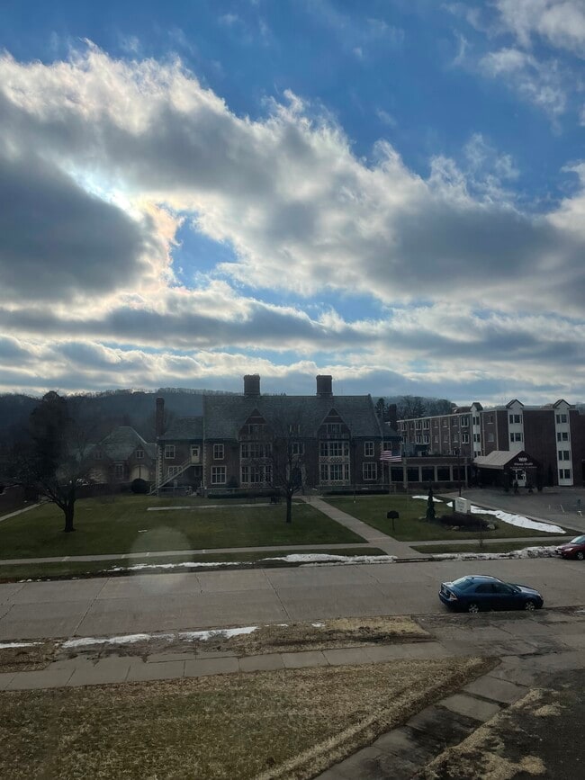 Building Photo - Central Square