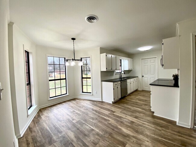 Building Photo - 2102 Fillmore Dr