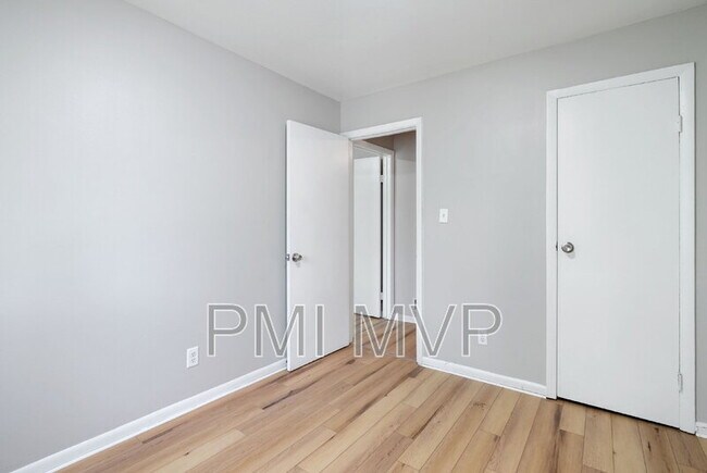 Building Photo - 3027 Rotunda Ct S