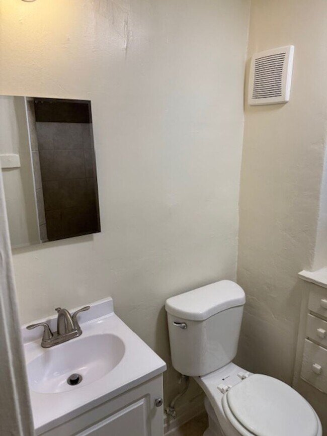 Building Photo - 501 W 8th St