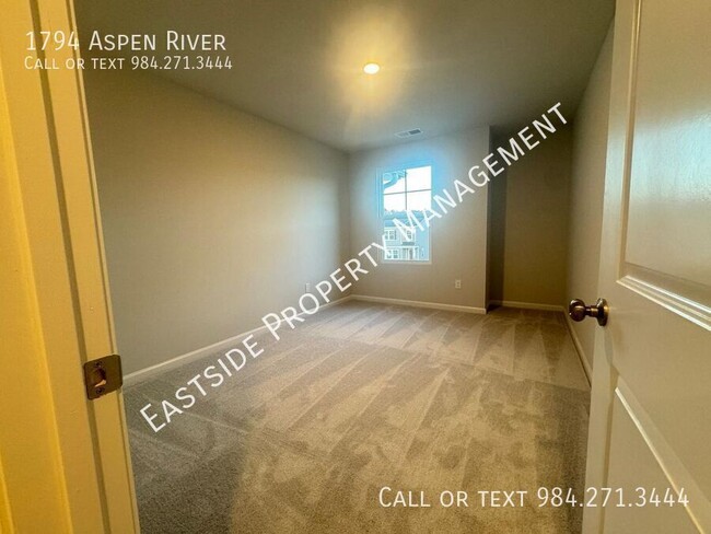 Building Photo - New Two-story Townhome! Tons of amenities!...