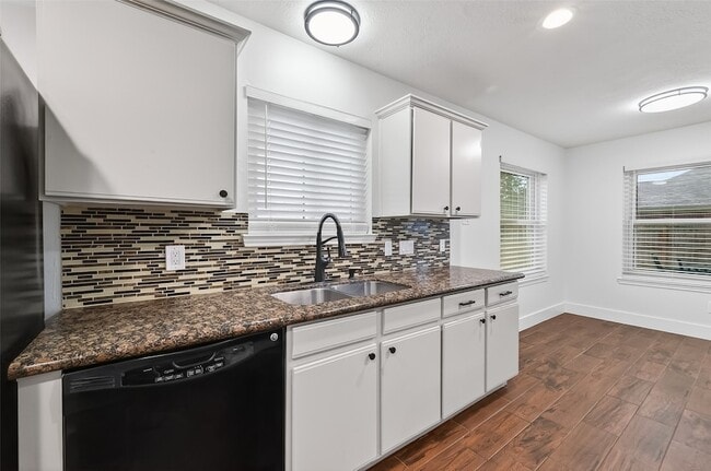 Building Photo - 2018 Village Ct Ln