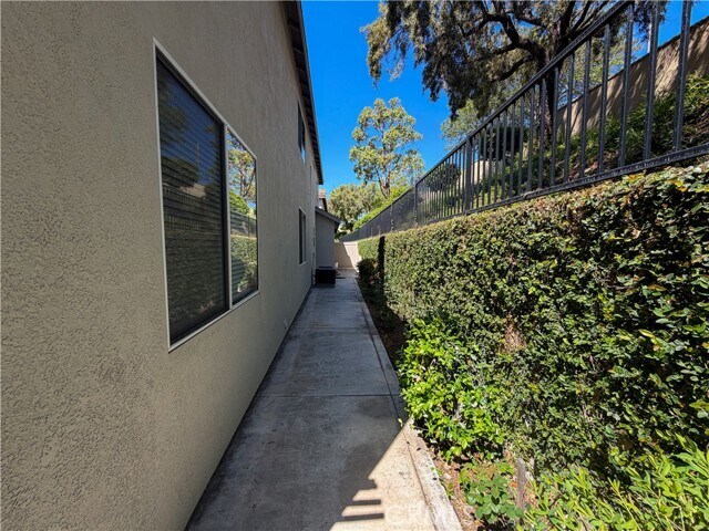 Building Photo - 821 N Siavohn Dr