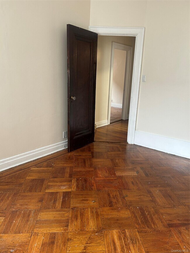 Building Photo - 594 E 38th St