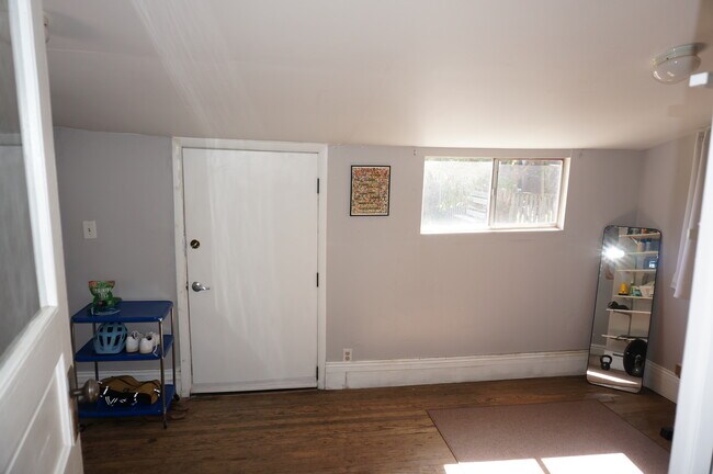 Mudroom, door to backyard - 2844 N Marion St