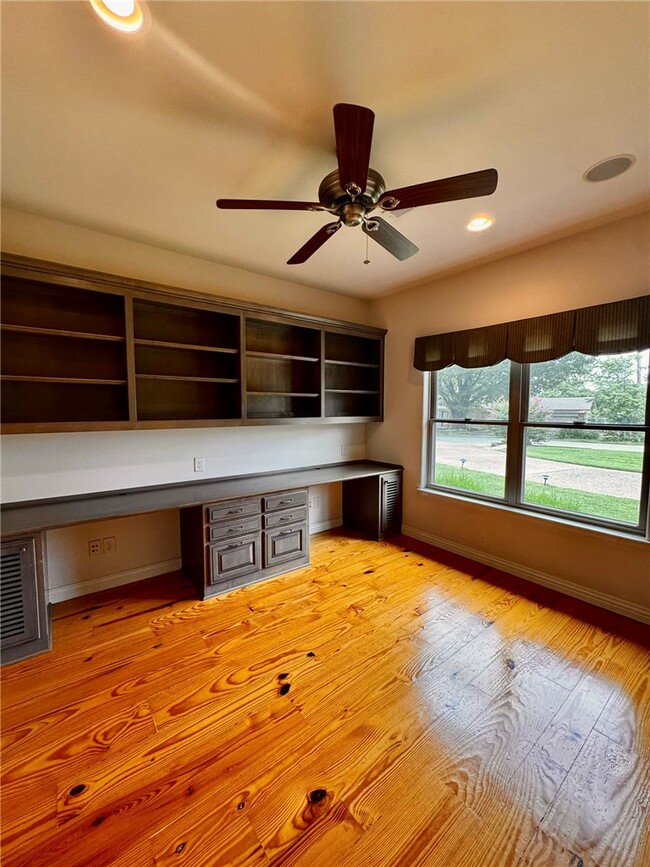 Building Photo - 723 N Lakeview Dr