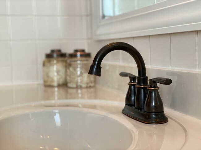 Building Photo - 722 Silver Lake Road NW