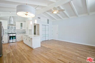 Building Photo - 122 Montreal St