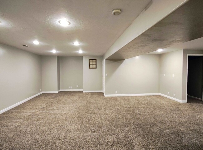 Building Photo - 5 BD 3 BA 2900 sq ft HOME IN DRAPER.