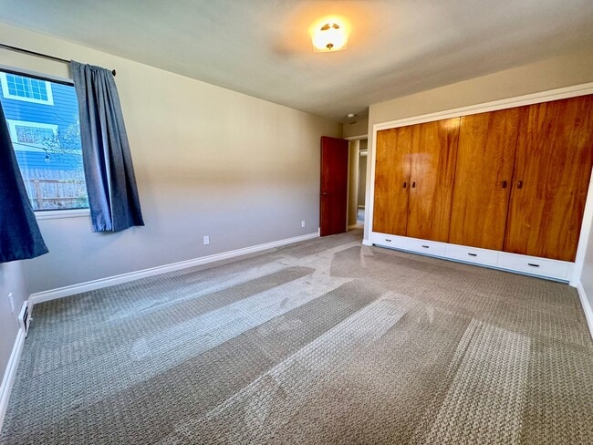 Building Photo - Large Mid-Century Charmer in Sunset Hill!