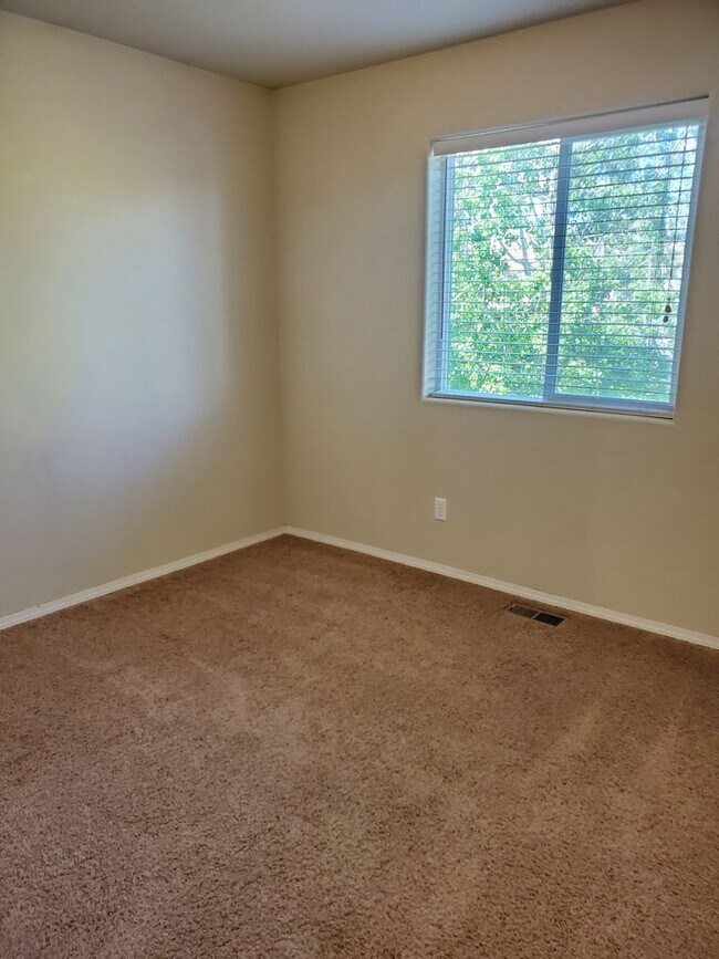 Building Photo - Beautiful 2 Story Home!