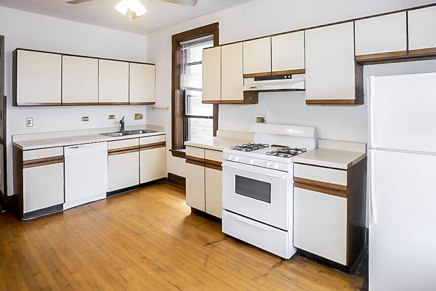 Building Photo - 1320 W Diversey Pky