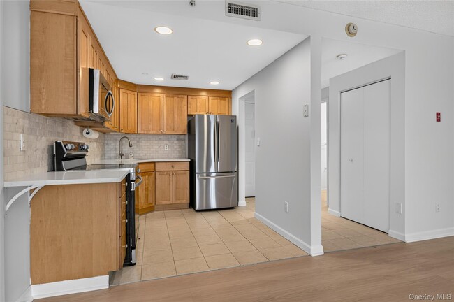 Building Photo - 242 Maple Ave