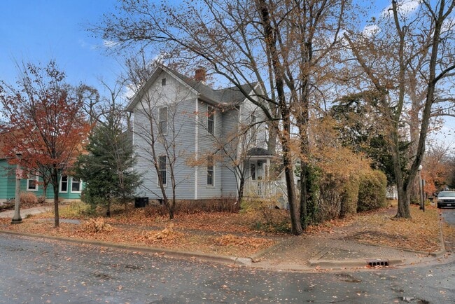 Building Photo - Charming, Recently Updated 3-Bedroom Home in Urbana