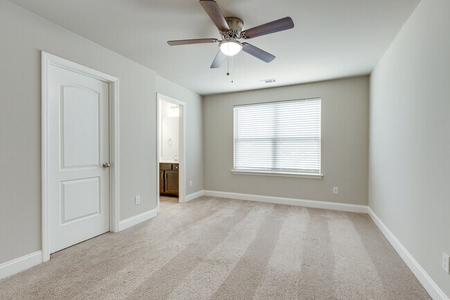 Building Photo - 1061 Daniel Ln