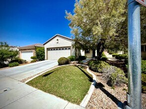 Building Photo - Charming 3 Bedroom in 55+ Solera, Laminate...