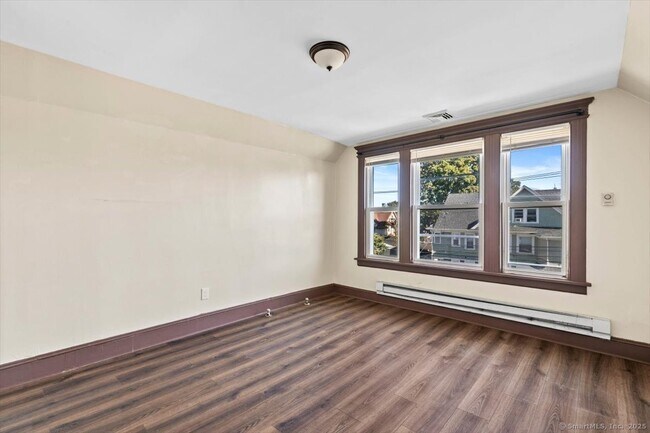 Building Photo - 737 Laurel Ave