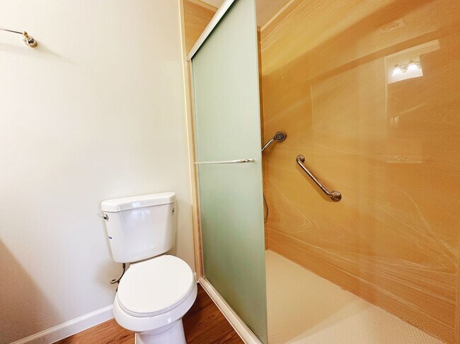 Building Photo - 10 Friar Tuck Ln