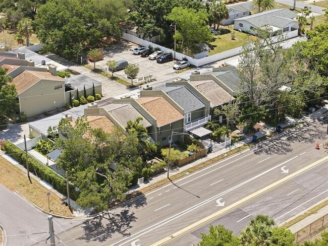 Building Photo - 727 N Himes Ave