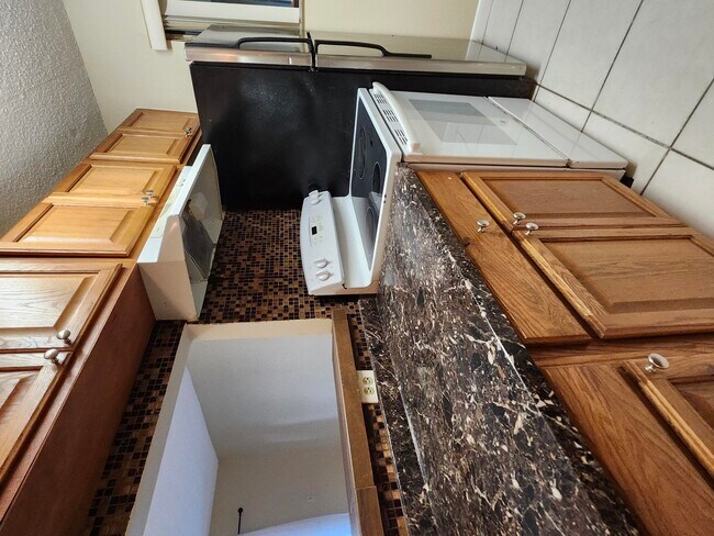 Building Photo - 545 Trace Cir