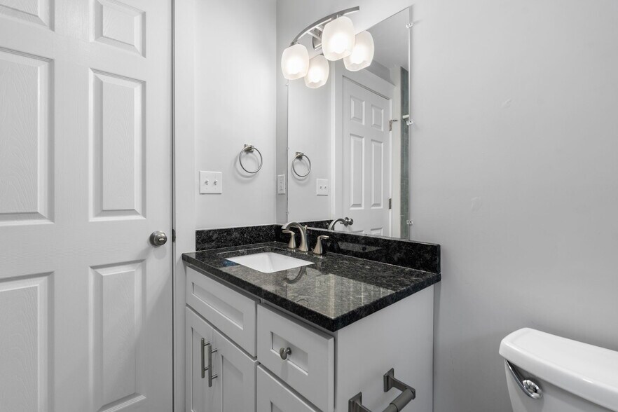 Building Photo - 1433 Cambridge St