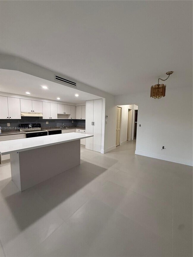 Building Photo - 14293 Kendale Lakes Cir