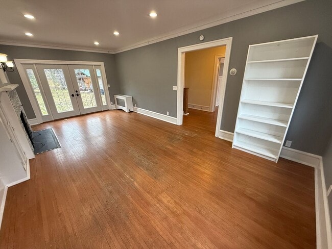 Building Photo - 4 bedroom, 2bath