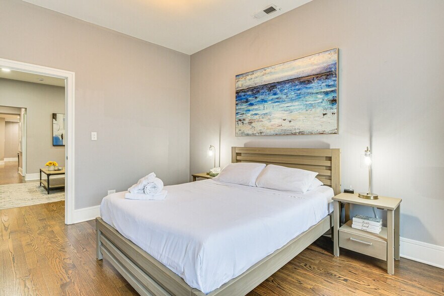 Building Photo - 2148 W Chicago Ave