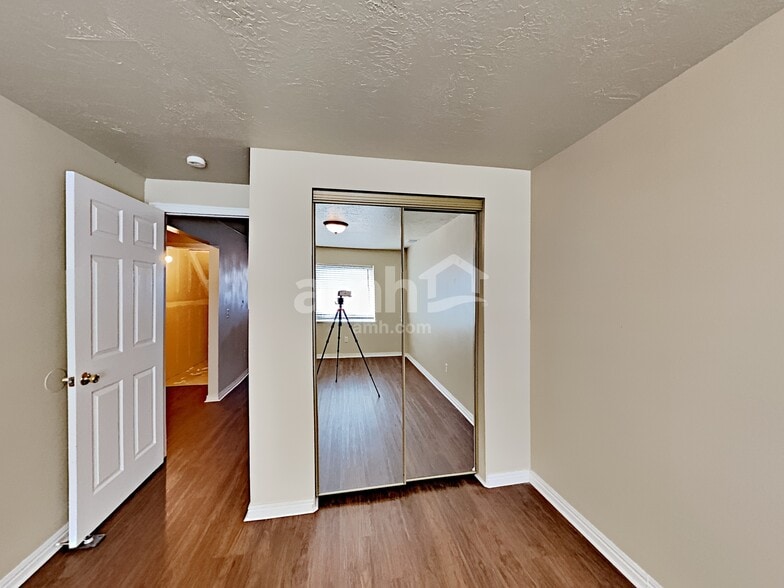 Building Photo - 6432 S High Bluff Dr