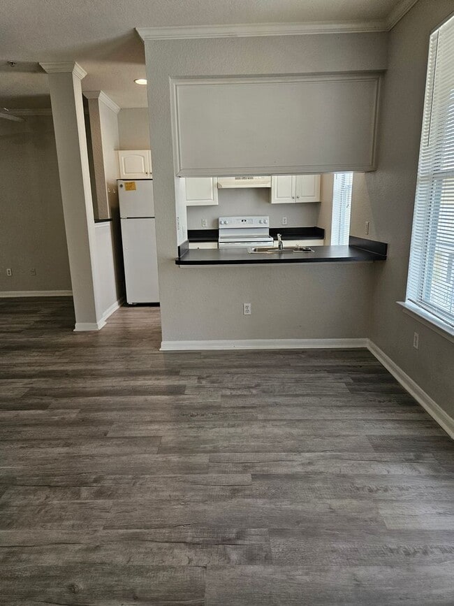 Building Photo - Beautiful large studio, private balcony overlooking pool!