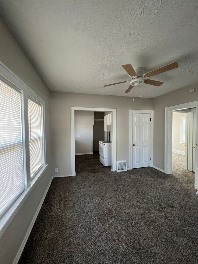 Building Photo - 3 Bedroom/ 1 Bathroom $1050