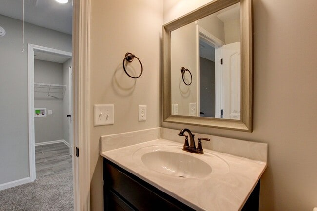 Building Photo - Sharp 4 bedroom HUGE house off exit 1 of I 24