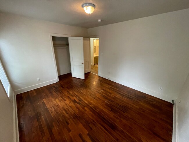 Building Photo - Cute two bedroom one bath (850 sf) home wi...