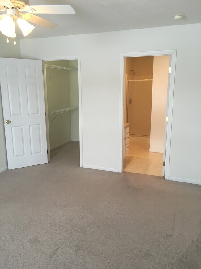 Building Photo - 2270 Shamrock Ln