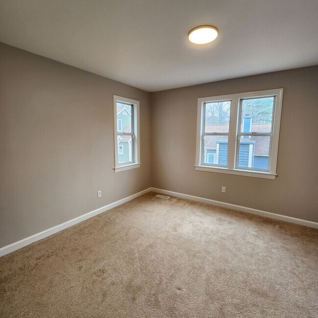 Building Photo - Beautiful End unit Townhome for rent