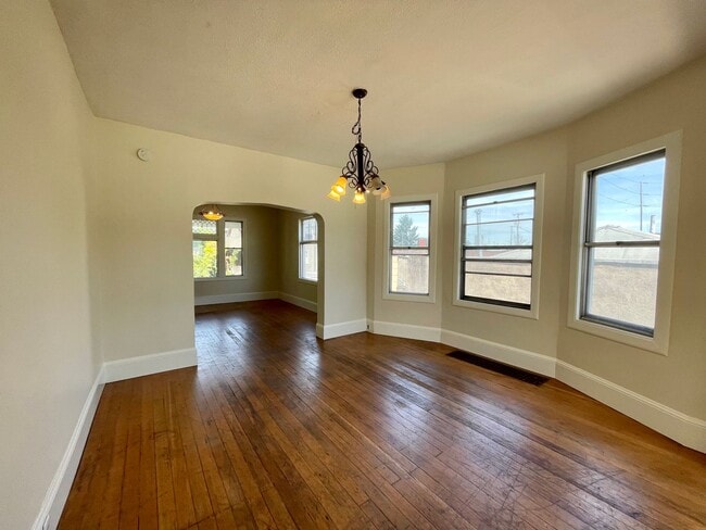 Building Photo - 4 Bed 1.5 Bath 1758sqft - Historic Charm with Renovations and so Much More!