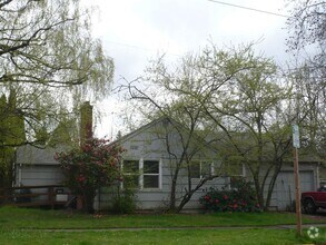 Building Photo - Charming Home Close to Campus