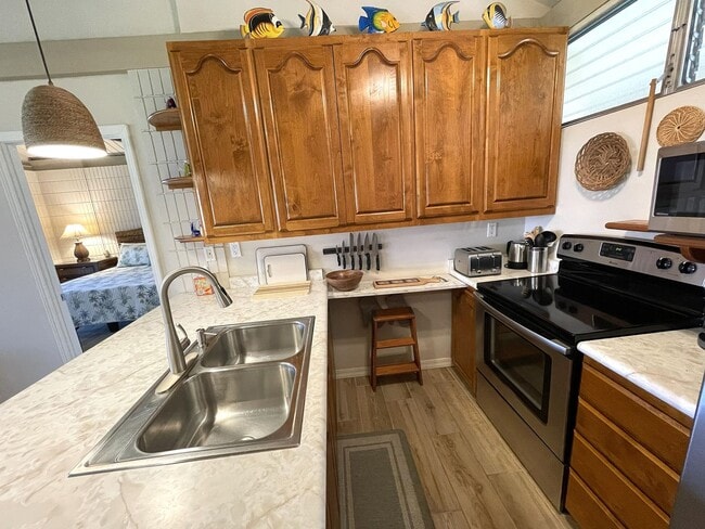 Building Photo - Step into the peaceful and lovingly cared-for 2-bedroom, 2-bath condo in Haleakala Shores — one o...