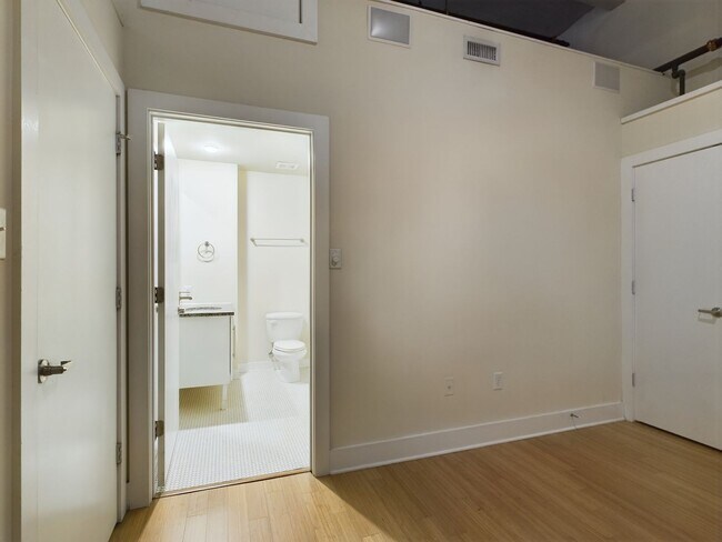 Building Photo - 815 Perry St